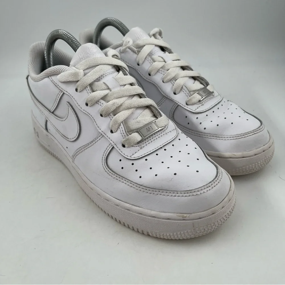 👞 Nike Big Kid’s Air Force 1 LE GS Triple White Sneakers Shoes - Size 7 Youth